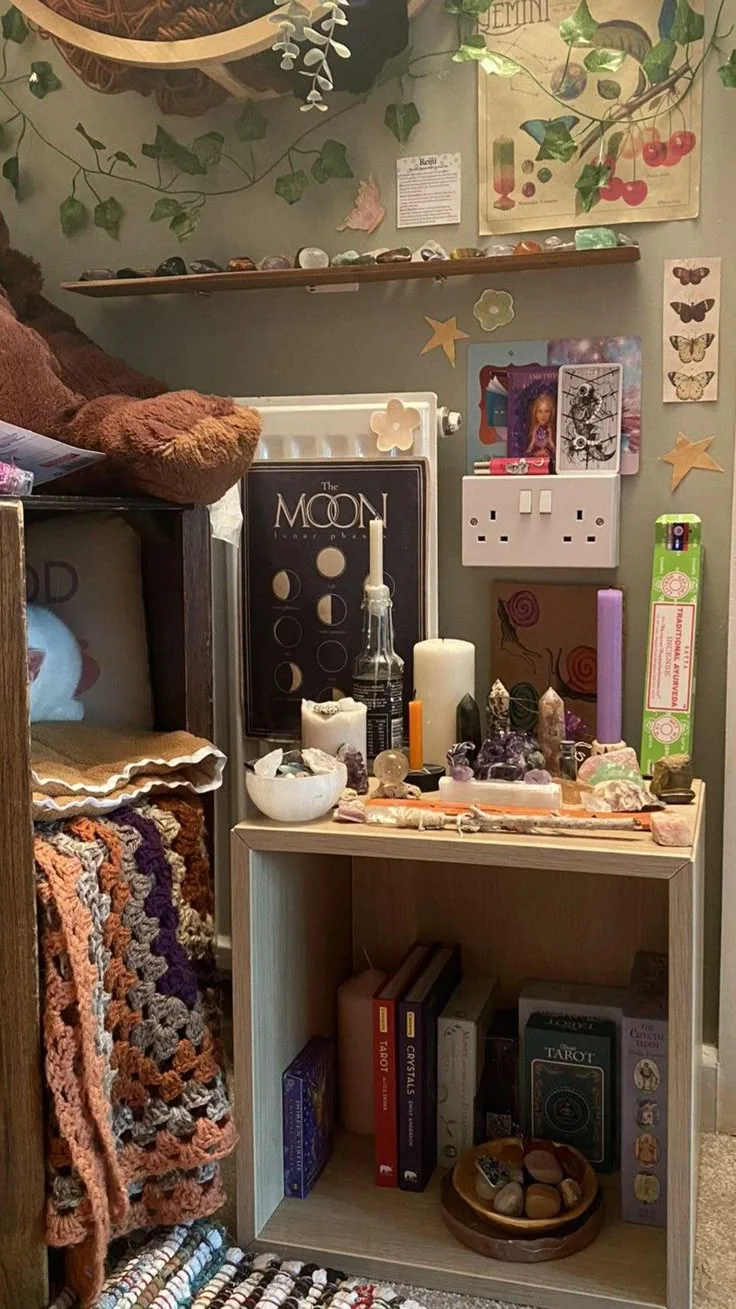 Rincón de meditación en casa con cojines, velas y ambiente sereno