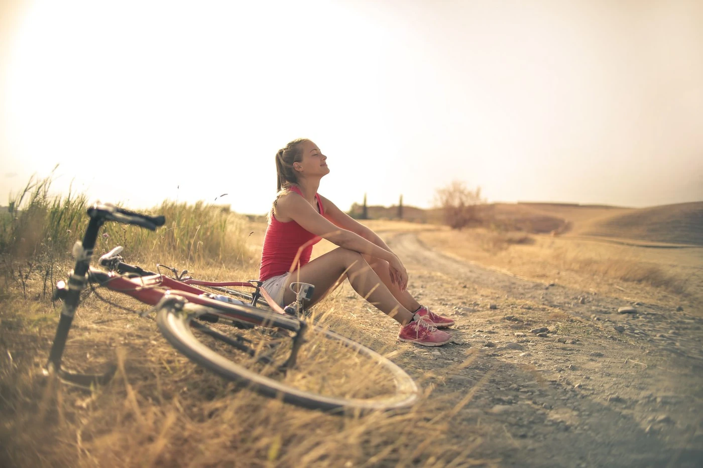 Taza de café con luz de amanecer sobre mesa de madera