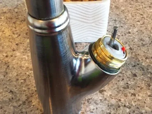 Grifo de cocina en reparación para evitar fugas y ahorrar agua