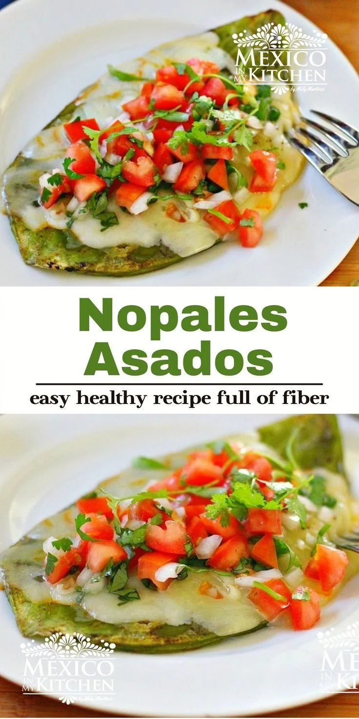 Nopales asados y plato de comida mexicana saludable